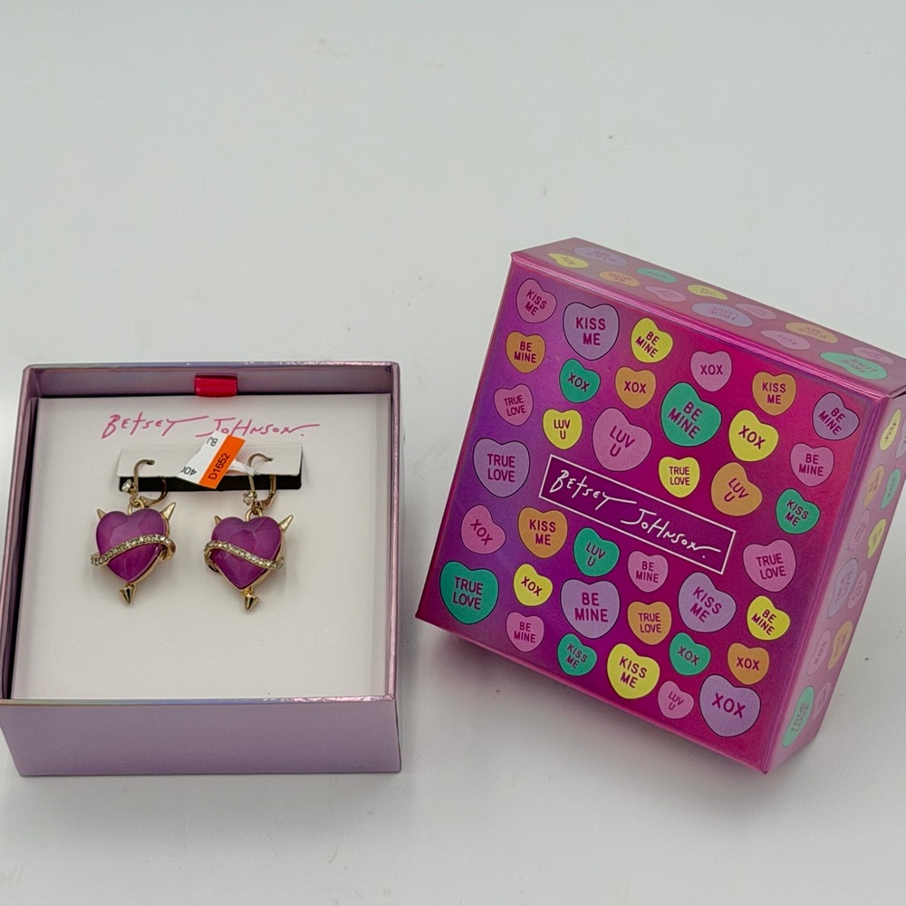 New in Box Betsey Johnson Gold-Tone Purple/ Pink Heart Dangle Earrings